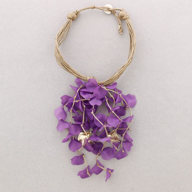RESIN PETALOS PENDANT NECKLACE
