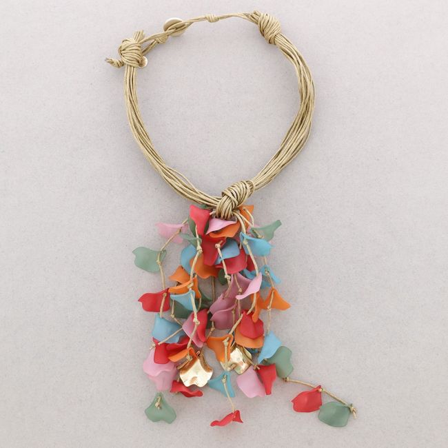 RESIN PETALOS PENDANT NECKLACE