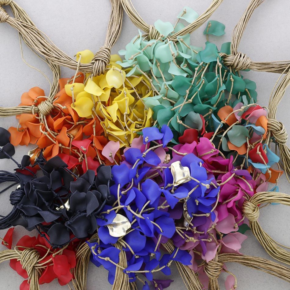 RESIN PETALOS PENDANT NECKLACE