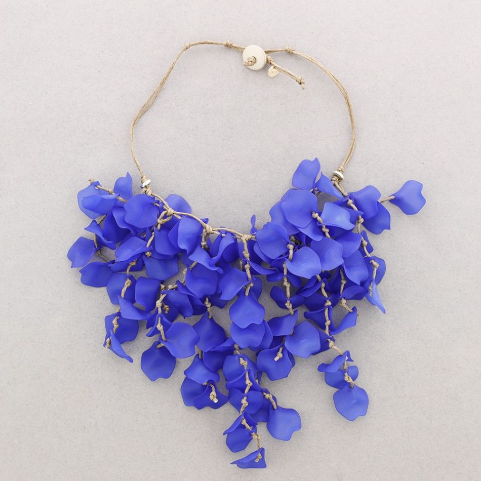 RESIN PETALS PENDANT SHORT NECKLACE
