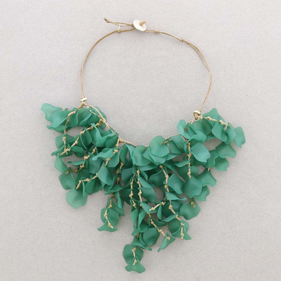 RESIN PETALS PENDANT SHORT NECKLACE