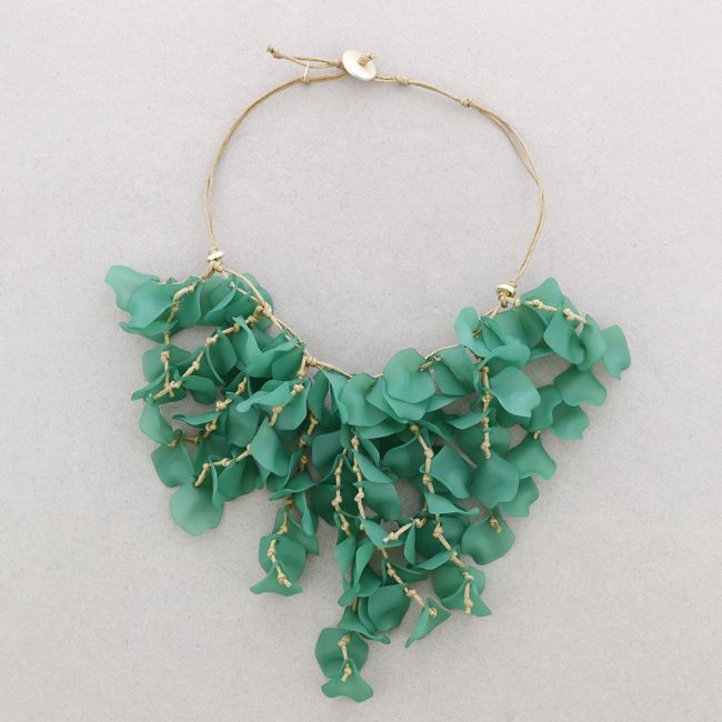 RESIN PETALS PENDANT SHORT NECKLACE