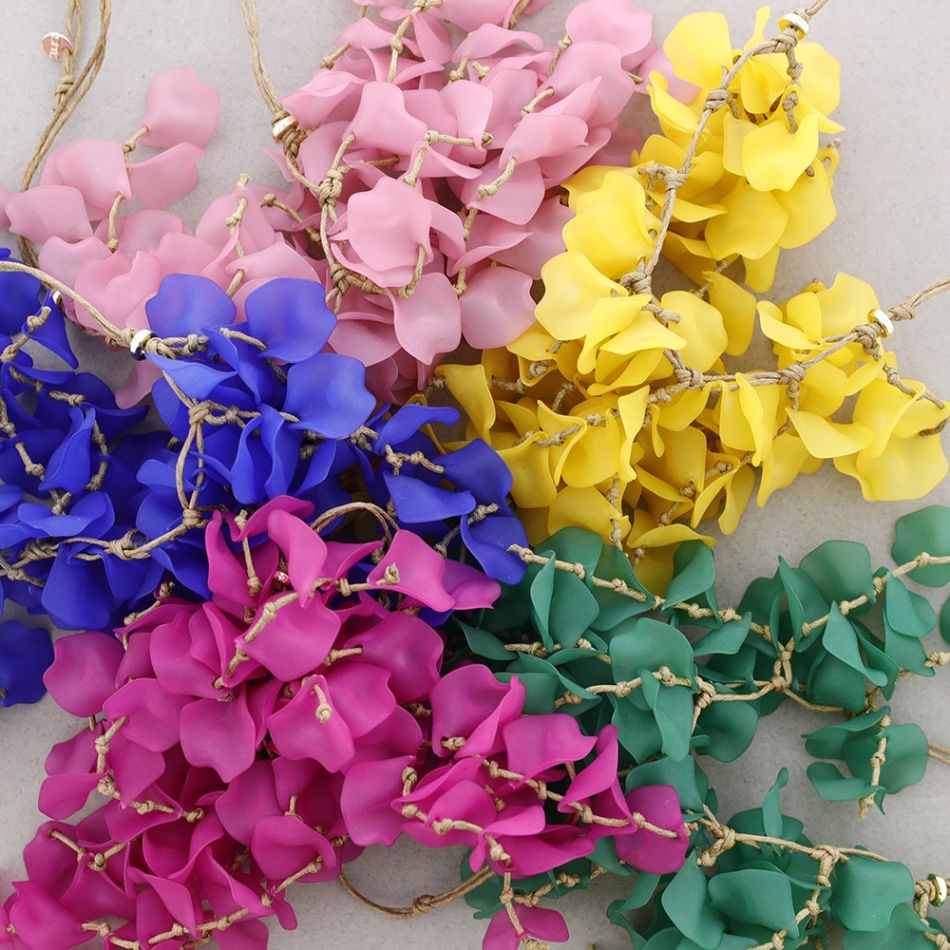 RESIN PETALS PENDANT SHORT NECKLACE