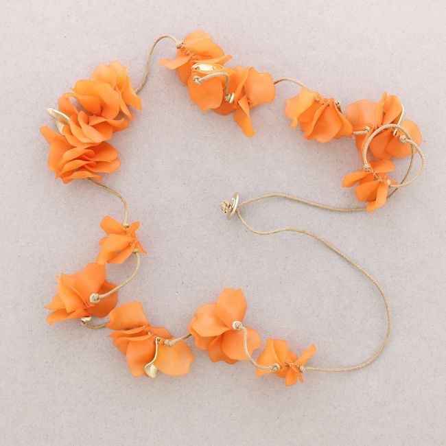 LONG RESIN PETALS NECKLACE