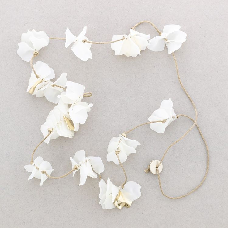 LONG RESIN PETALS NECKLACE