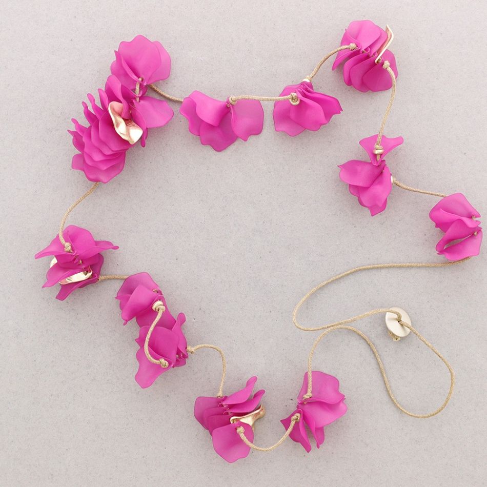 LONG RESIN PETALS NECKLACE