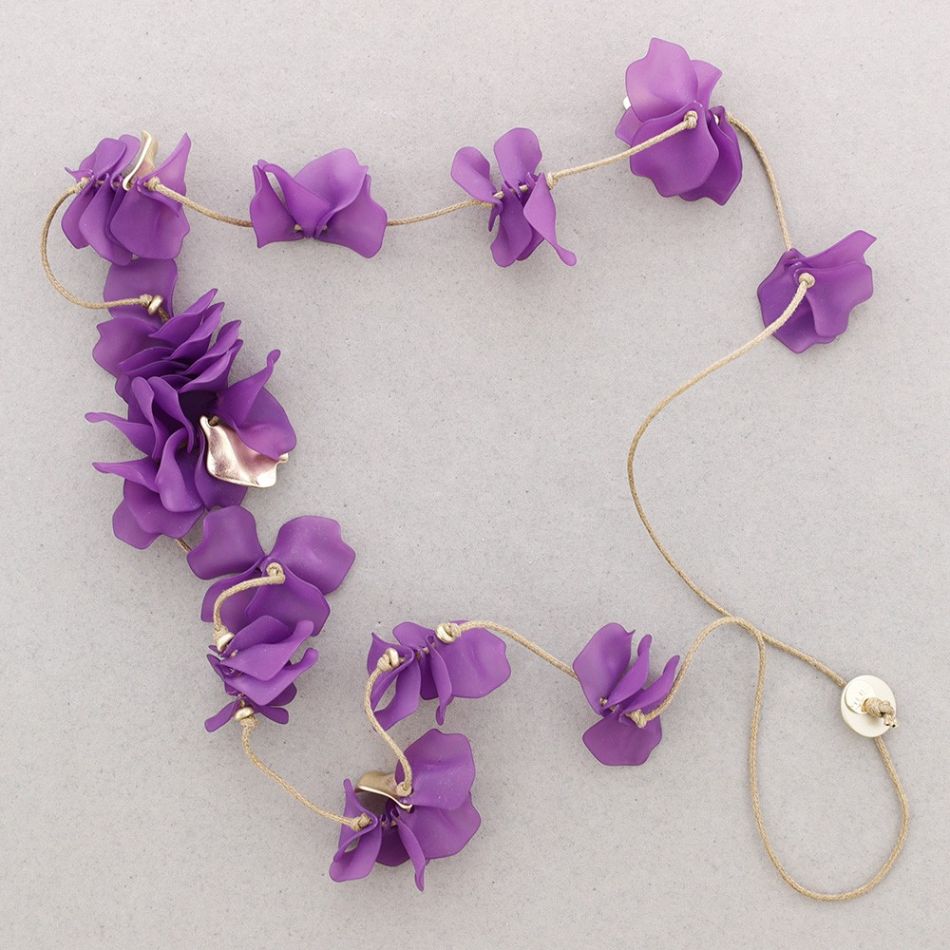 LONG RESIN PETALS NECKLACE
