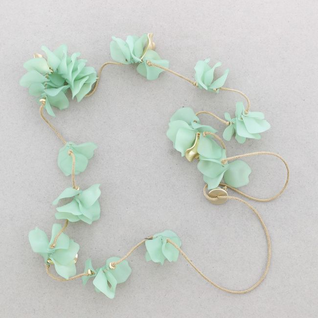 LONG RESIN PETALS NECKLACE