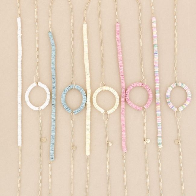 LONG NECKLACE WITH NACRE DECORATIONS