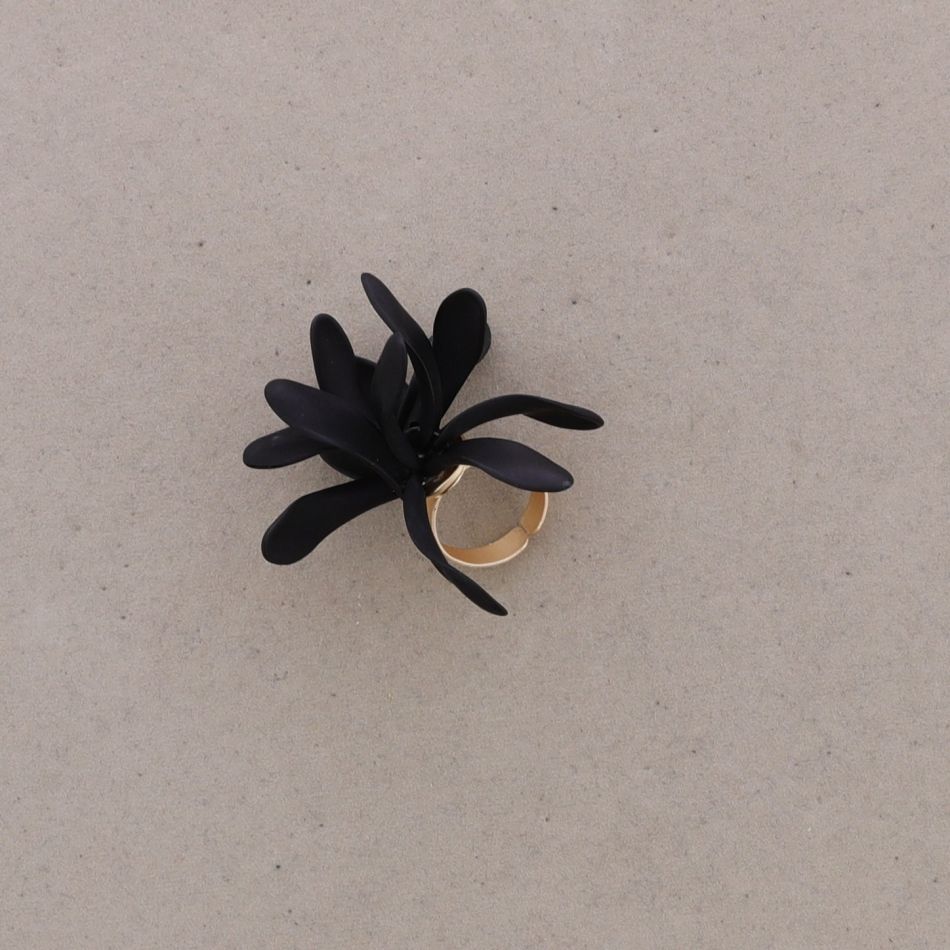 RESIN PETALS RING