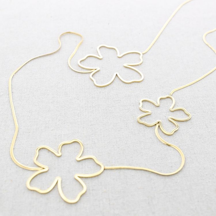 COLLAR LARGO ACERO FLORES HUECAS