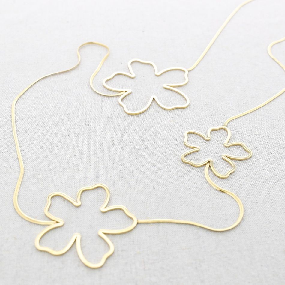 LONG STEEL NECKLACE WITH HOLLOW FLOWERS