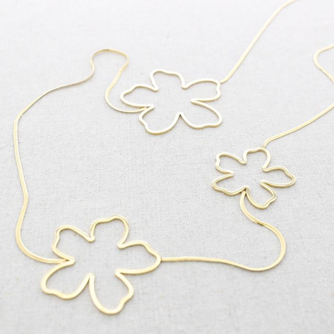 COLLAR LARGO ACERO FLORES HUECAS