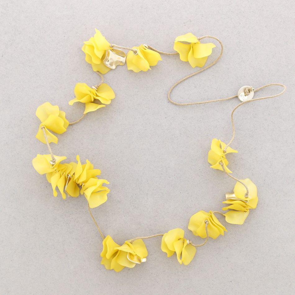 LONG RESIN PETALS NECKLACE