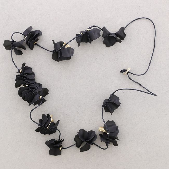 LONG RESIN PETALS NECKLACE