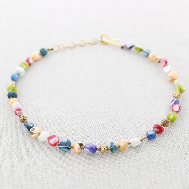 STEEL NECKLACE WITH NACRE BEADS