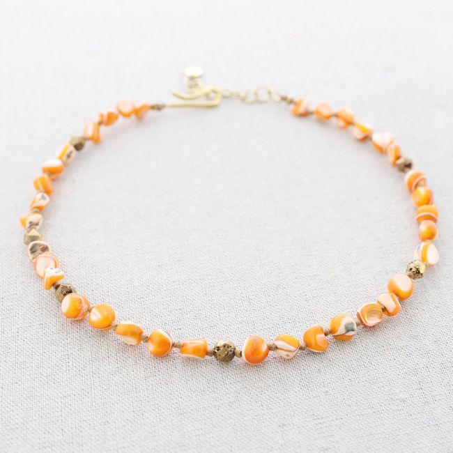 STEEL NECKLACE WITH NACRE BEADS