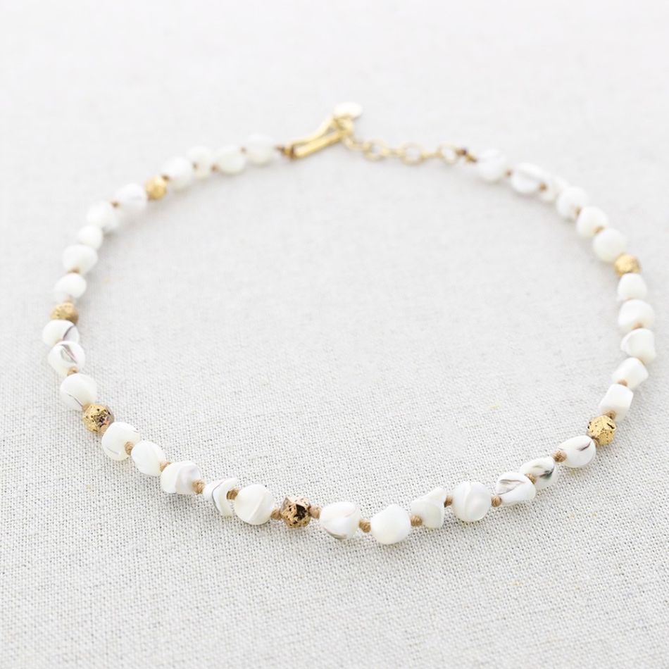 STEEL NECKLACE WITH NACRE BEADS
