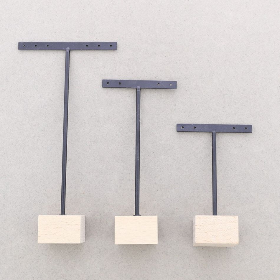 DISPLAY SET 3 PAIRS METAL EARRINGS WOOD BASE