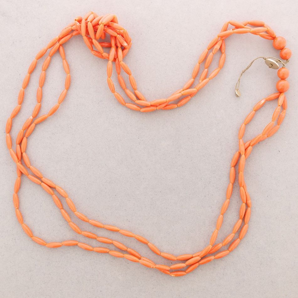LONG NECKLACE WITH RESIN BEADS