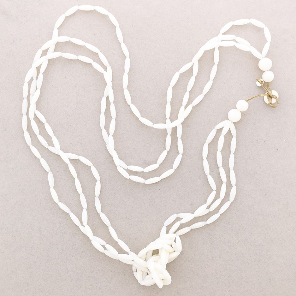 LONG NECKLACE WITH RESIN BEADS