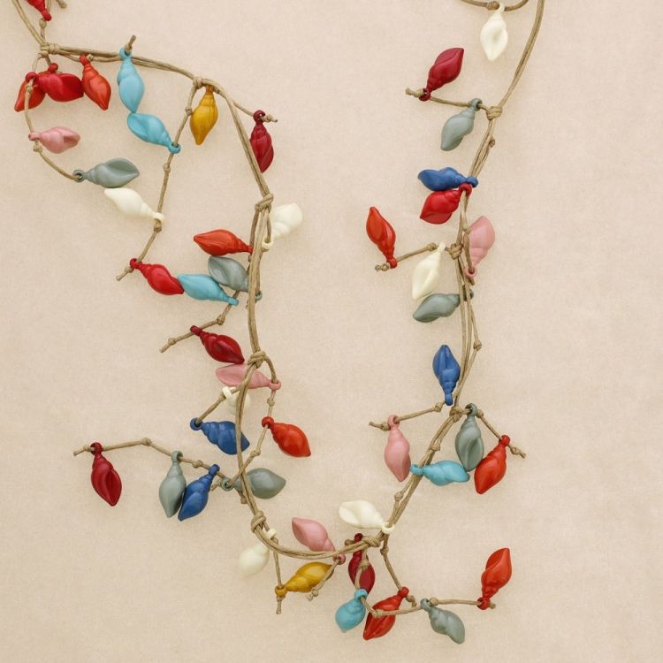 COLLAR LARGO COLGANTE CARACOLES RESINA