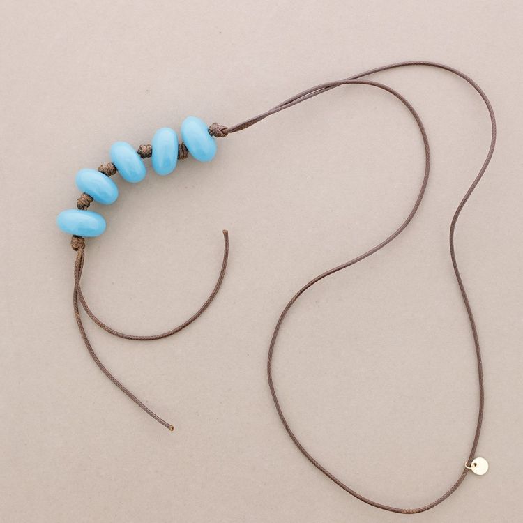 COLLAR LARGO COLGANTE CUENTAS RESINA