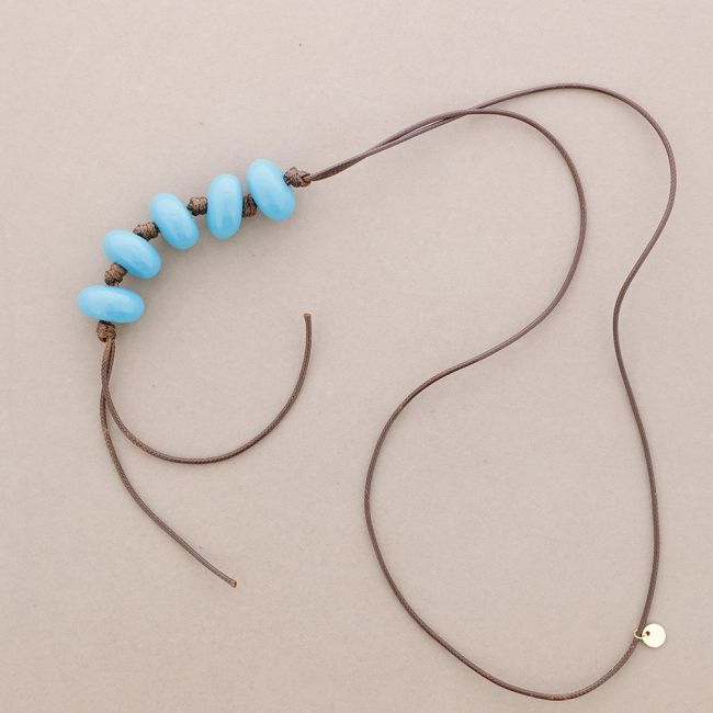 COLLAR LARGO COLGANTE CUENTAS RESINA