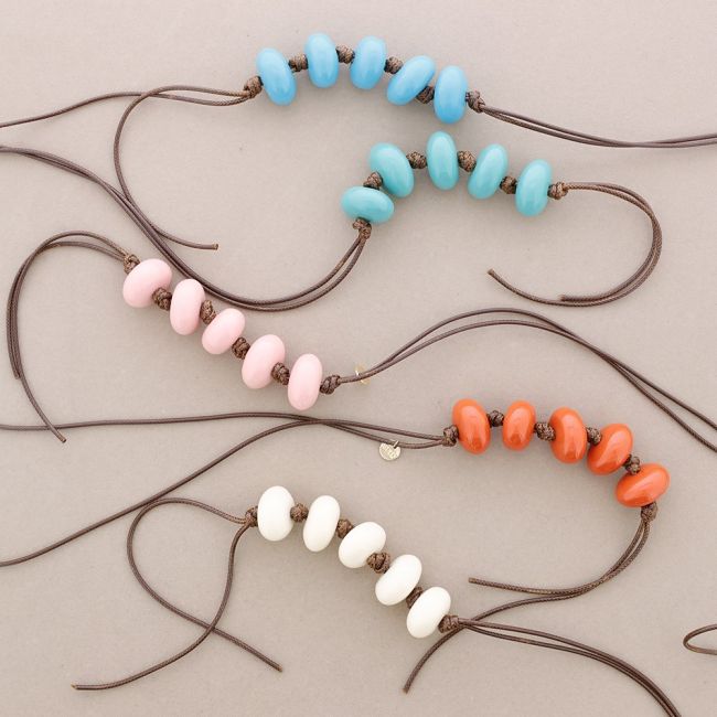 LONG RESIN BEAD PENDANT NECKLACE