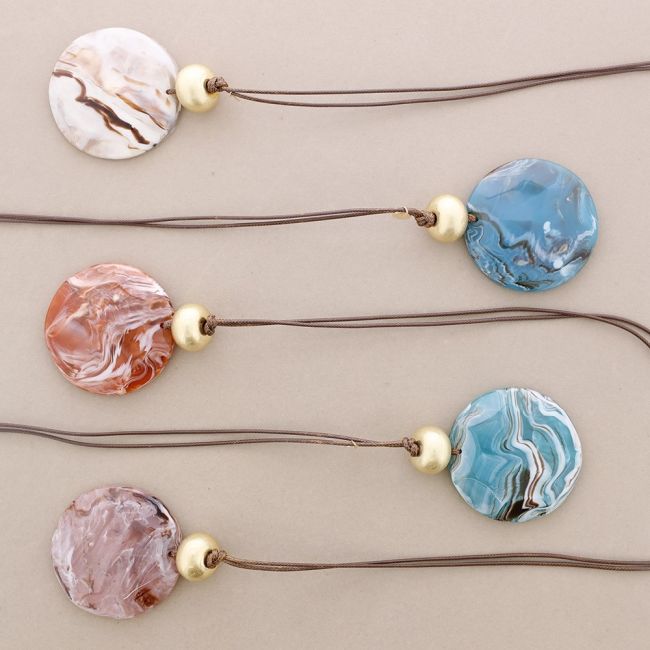 LONG RESIN PENDANT NECKLACE