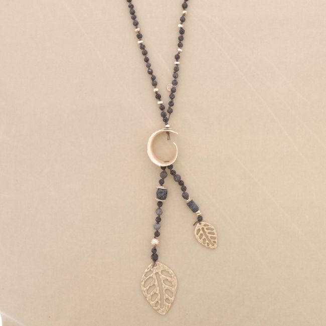 COLLAR LARGO CUENTAS LAVAS COLGANTE DOBLE HOJA METAL