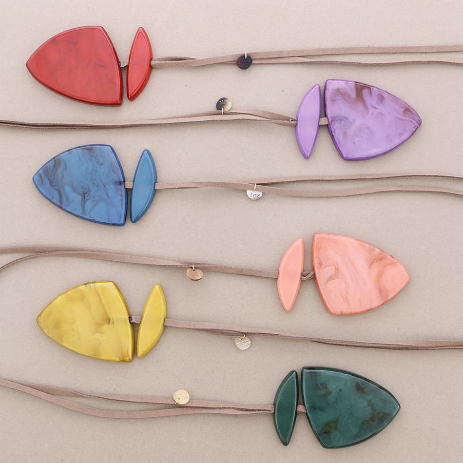 LONG RESIN PENDANT NECKLACE