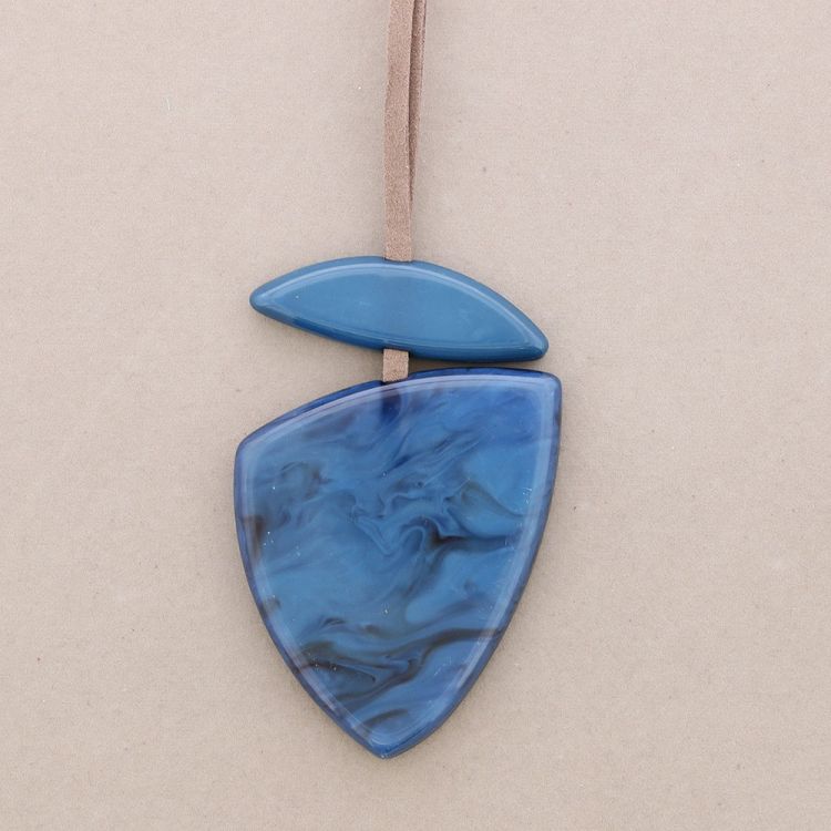 LONG RESIN PENDANT NECKLACE