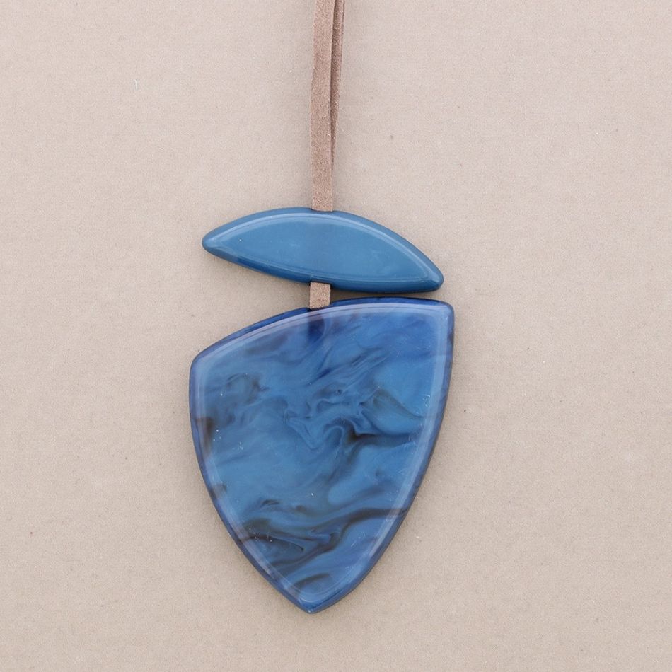 LONG RESIN PENDANT NECKLACE