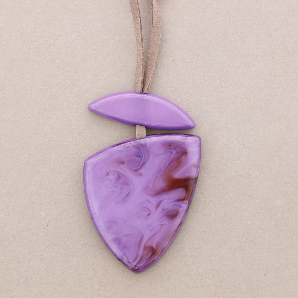 LONG RESIN PENDANT NECKLACE