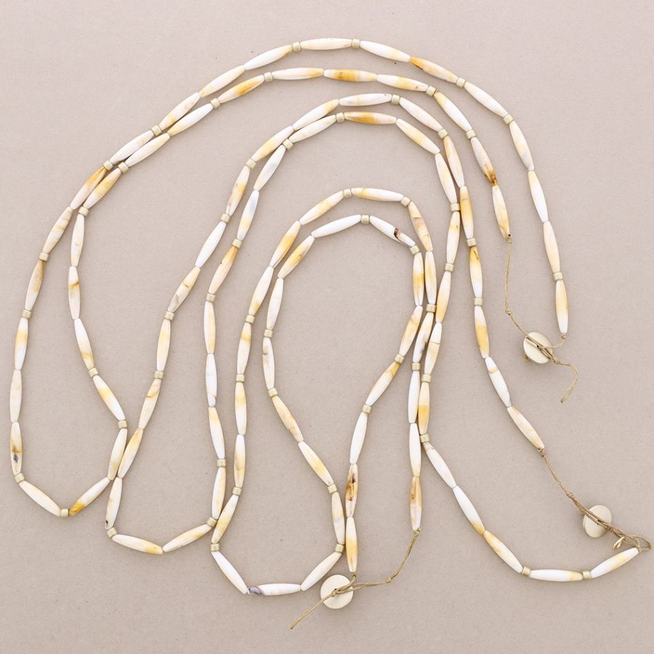 LONG NECKLACE WITH RESIN BEADS