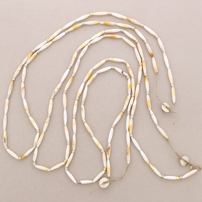 LONG NECKLACE WITH RESIN BEADS