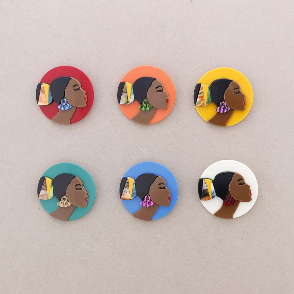 RESIN MEDAL BROOCH GIRL