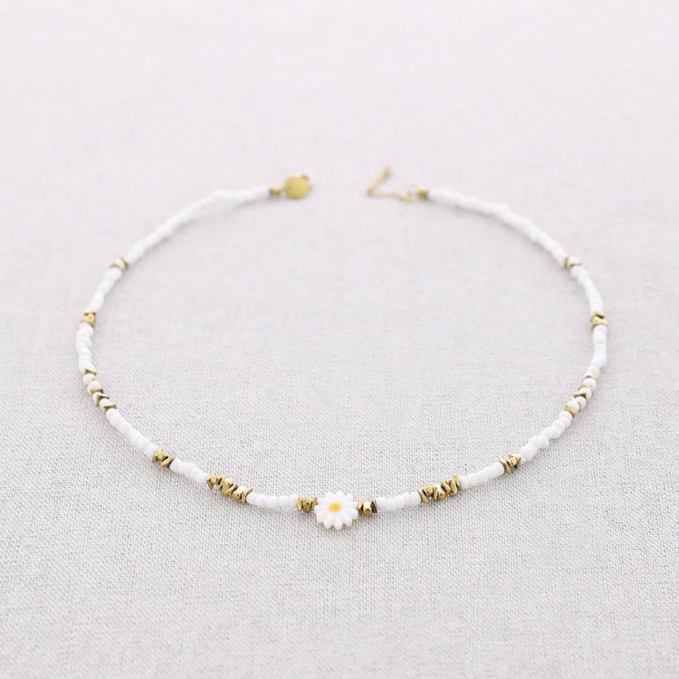 STEEL NECKLACE WITH DAISY NACRE BEADS 2