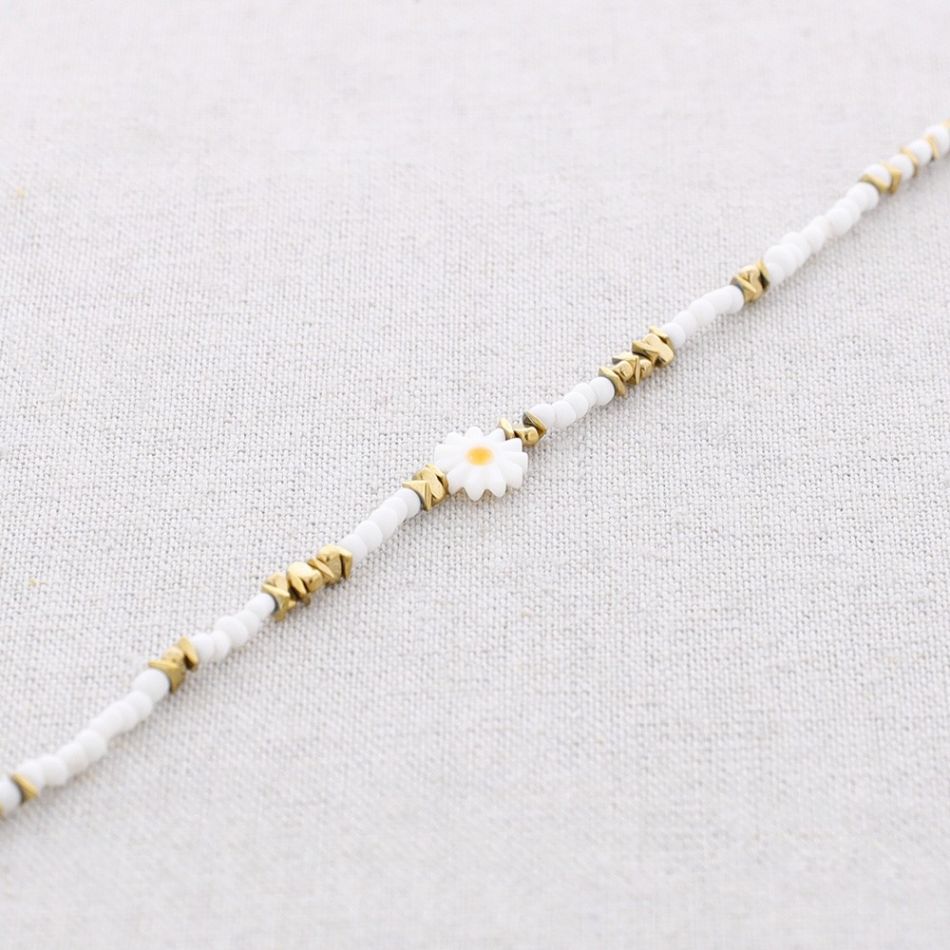 STEEL NECKLACE WITH DAISY NACRE BEADS