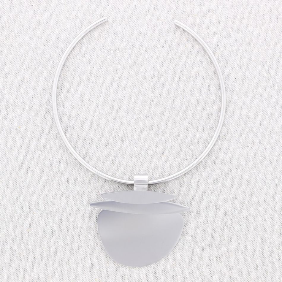 STEEL PENDANT CHOKER NECKLACE