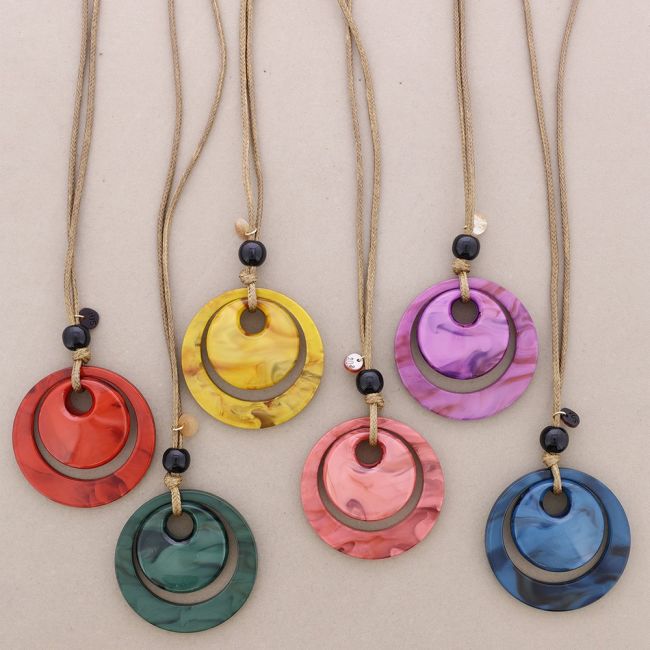 LONG RESIN PENDANT NECKLACE