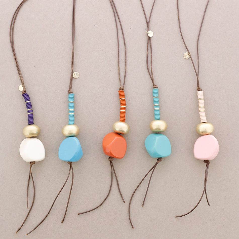 LONG RESIN BEAD PENDANT NECKLACE