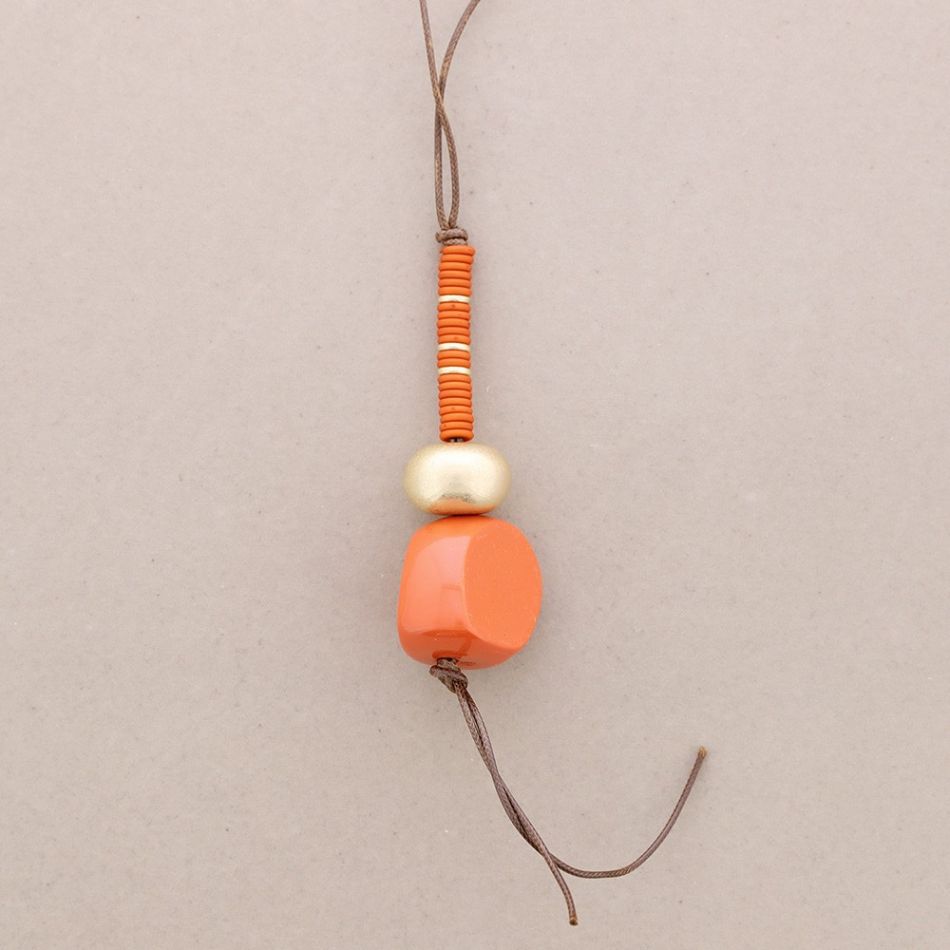COLLAR LARGO COLGANTE CUENTAS RESINA