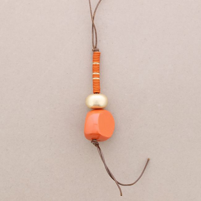 COLLAR LARGO COLGANTE CUENTAS RESINA