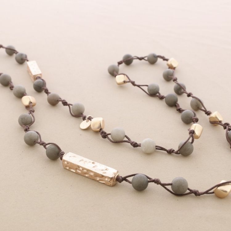 LONG NECKLACE WITH BRAIDED STONES AND METAL BEADS