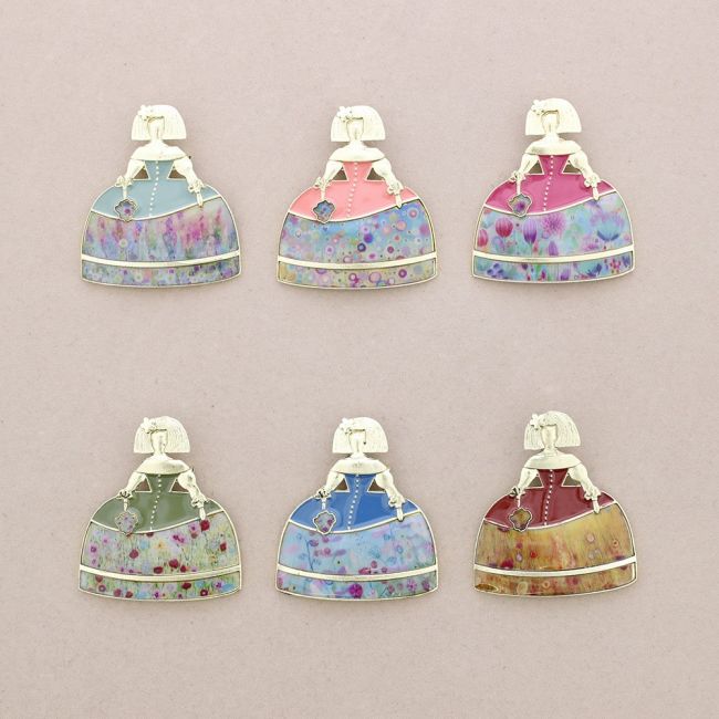 ENAMEL METAL MENINA BROOCH
