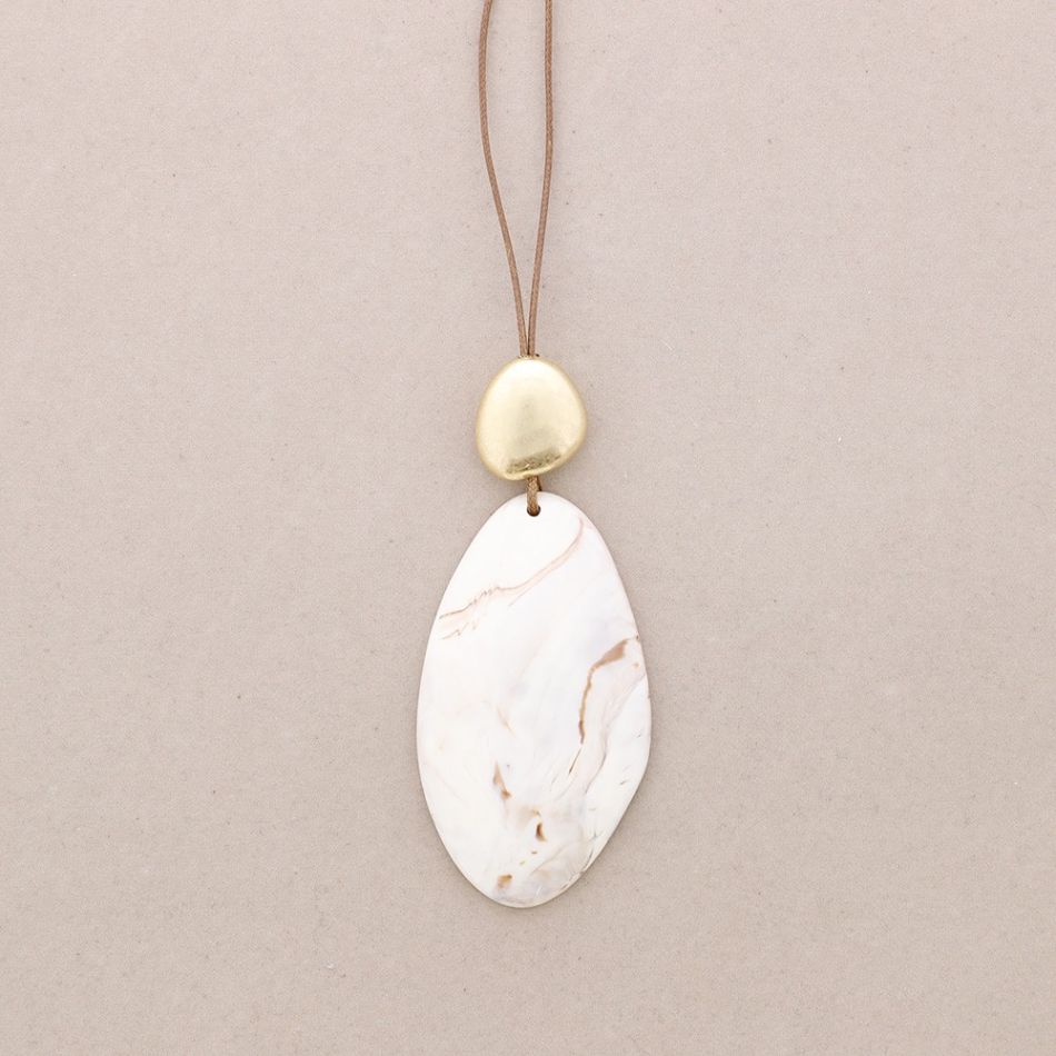 LONG RESIN PENDANT NECKLACE