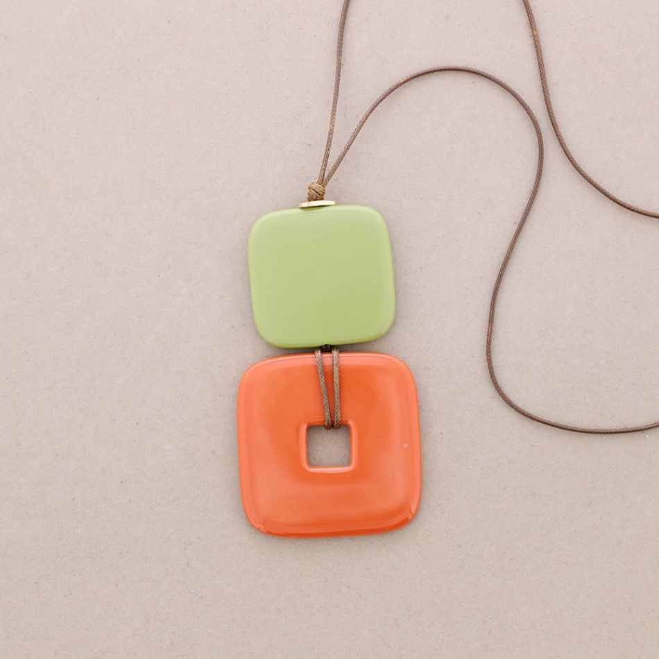 COLLAR LARGO COLGANTES CUENTAS RESINA