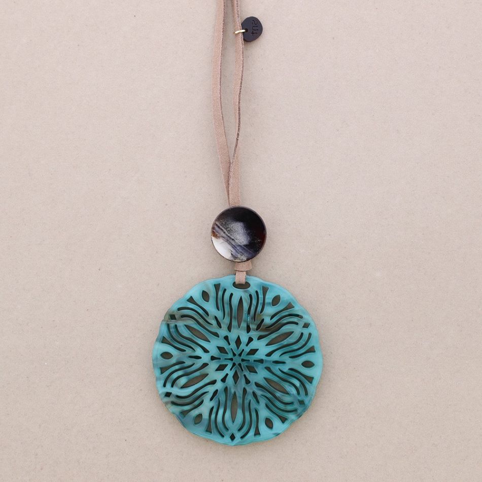 COLLAR LARGO COLGANTE RESINA